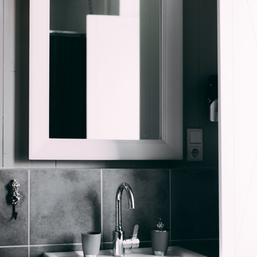 bathroom-black-and-white-clean-2203743